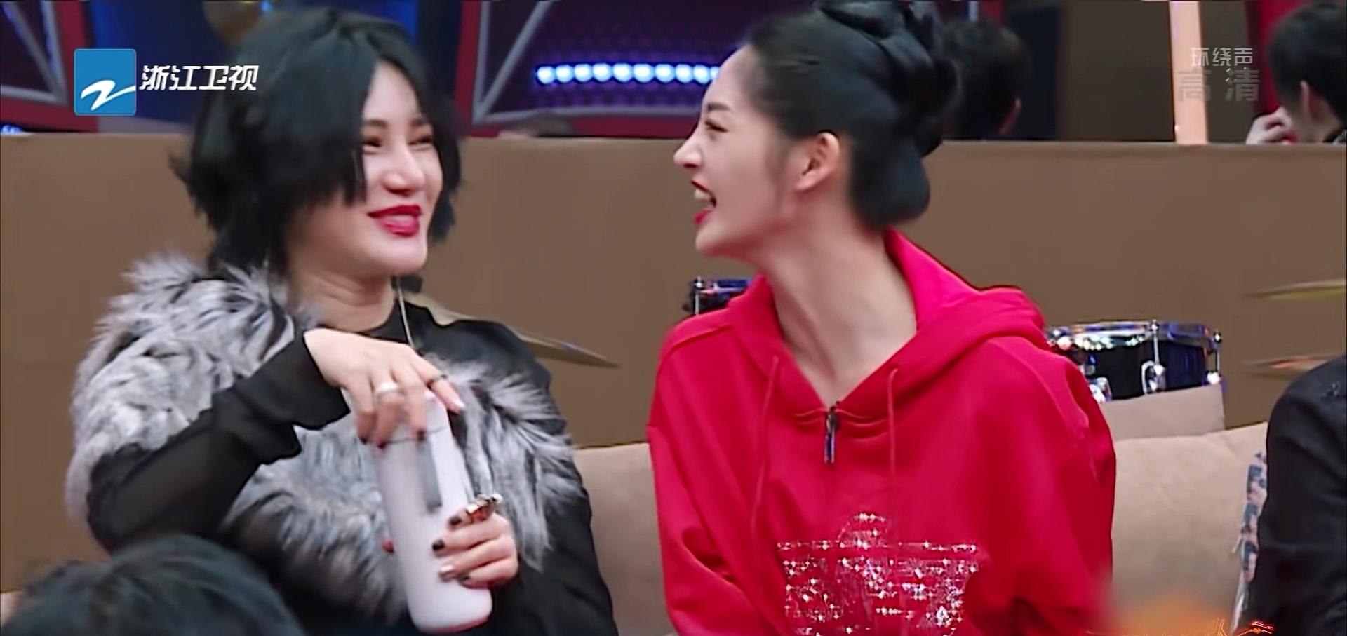 闪光的乐队|《闪光的乐队》首播：老带新组乐队，“自家人”不少，热热闹闹