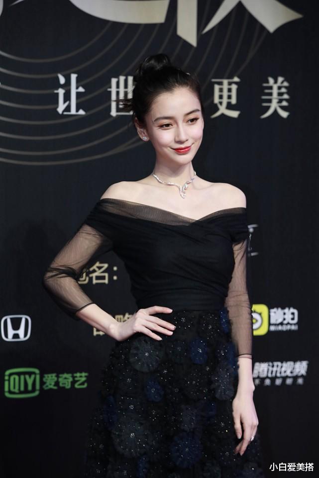 倪妮|杨颖和倪妮真是一对好姐妹，互相搂着腰拍照，一同穿着黑裙好默契