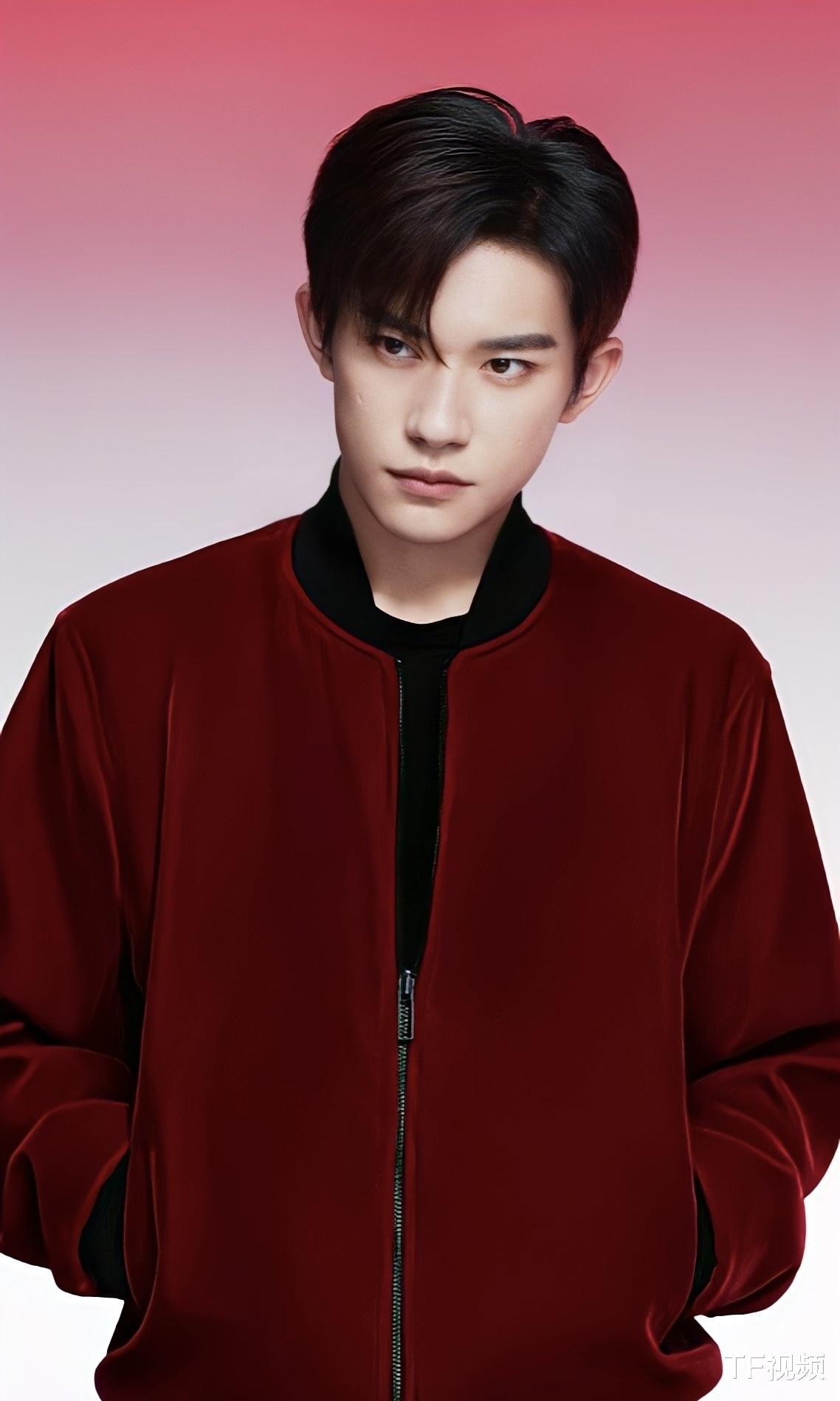 易烊千玺|易烊千玺金鸡奖彩排照流出，采用最新公式照，与韦一航反差太大