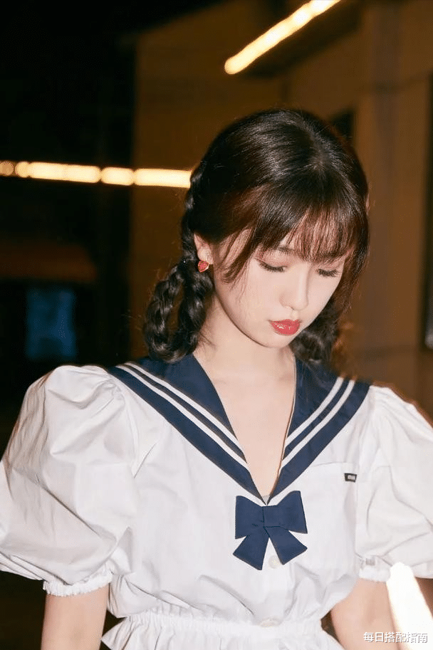 每日搭配指南|满大街都是“挤奶裙”？“JK裙”才是真洋气，又纯又欲太撩人