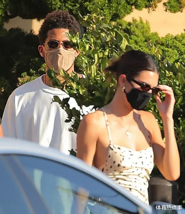 布雷克·格里芬|格里芬新恋情曝光！24岁的年轻企业家，这次又抱上一个富婆了！