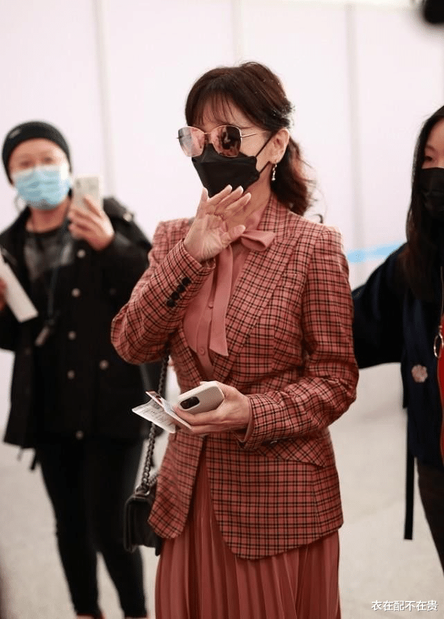 衣在配不在贵 赵雅芝人老“身不老”,一把年纪穿西装挺显嫩,66岁看起来像33岁