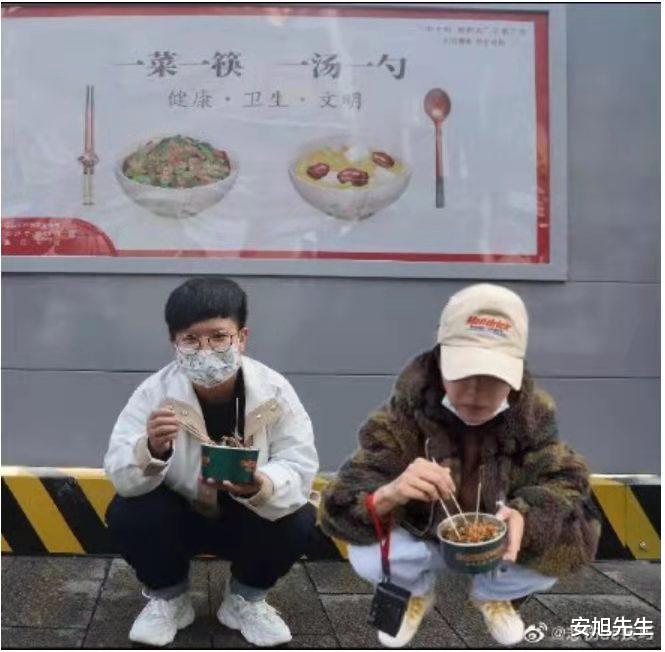 万茜|万茜蹲路边吃臭豆腐被粉丝偶遇  种草家乡美食竟意外帮店员完成KPI？