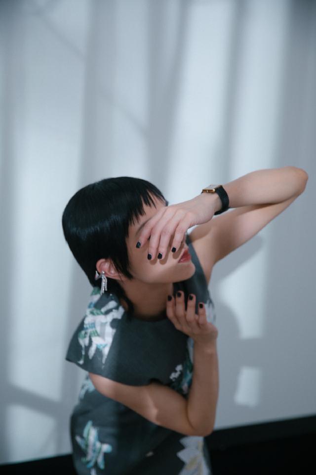 穿衣搭配|真服了郭采洁，穿松垮垮的背心裙就出镜，配狗啃式短发还挺好看