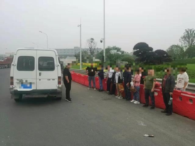 杭州日报 ?交警都吓了跳！高速上，一辆小车居然塞了17个人