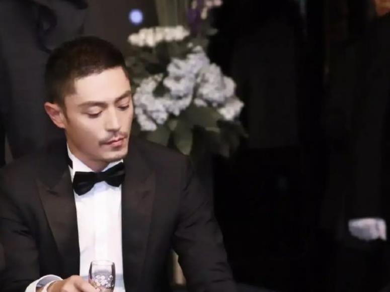 霍建华|林心如透露女儿路过婚纱店时,指着婚纱想穿,却被霍建华当场拒绝