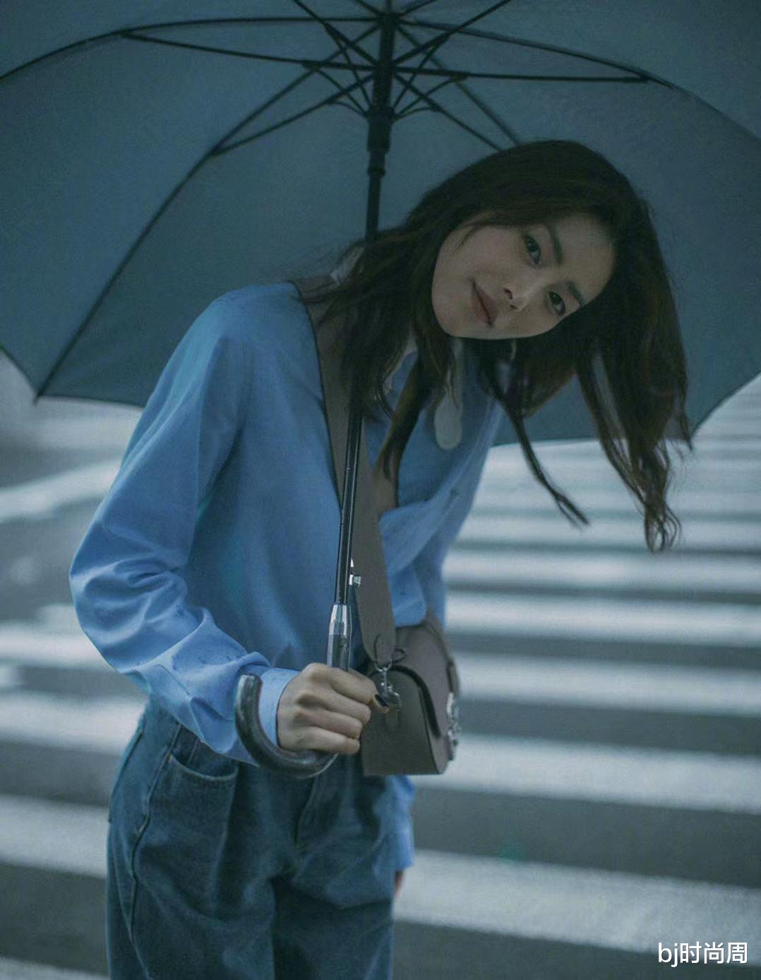 bj时尚周|下雨天穿刘雯衬衫搭配牛仔裤， 百搭不挑人