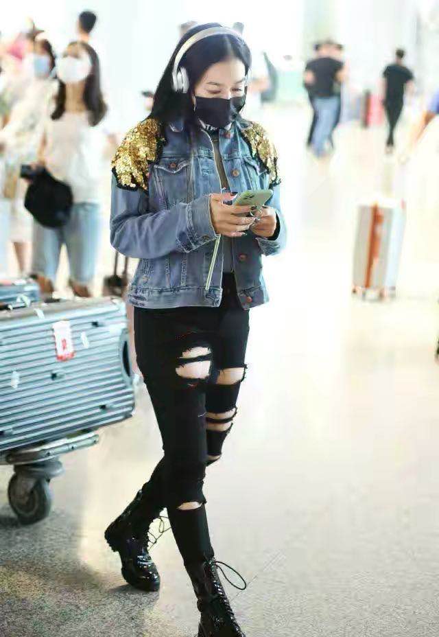 钟丽缇|钟丽缇还这么豪放！50岁了与老公在机场玩亲亲，穿黑蕾丝暴露大象腿