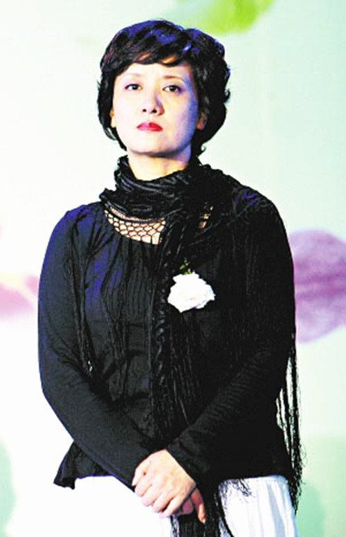 邓婕|张国立穿红色长袍亮相，一曲高歌精神抖擞，邓婕60多岁不显老