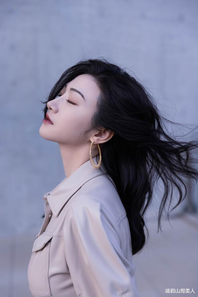 峨眉山周美人|景甜越来越放得开了，穿吊带方领裙亮相，倒三角身材让人羡慕