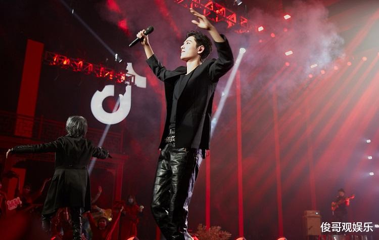 肖战|摇滚肖战太可爱，动作生疏却唱功了得，这首歌是他唱给粉丝听的