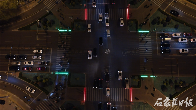 石家庄日报客户端 保定一路口安装黑科技：停车线可发红绿光，雷达能劝阻行人闯红灯