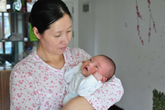 西红柿妈妈|有种伤害叫“徒手抱娃出门”，妈妈是方便了，但很可能会伤到宝宝