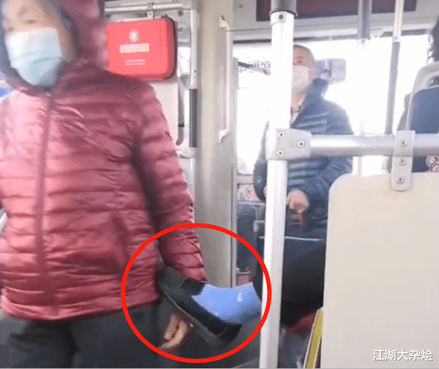 江湖大杂烩 山东一老太坐公交，在每个路过的人身上“擦鞋”：被避开就踢一脚