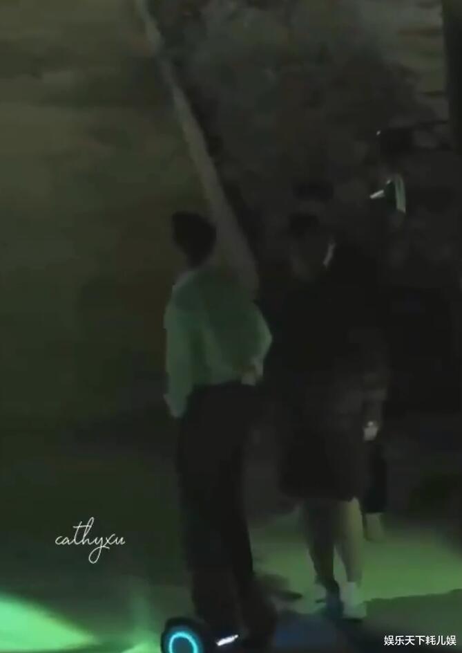 |《王牌部队》播出到第3天，肖战在剧组骑平衡车路透曝光，身板直平衡感好超帅气