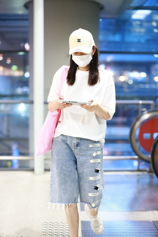 GD时尚爆|李小冉这气质无敌了,白T恤配牛仔裤,未施粉黛依旧美得清新脱俗