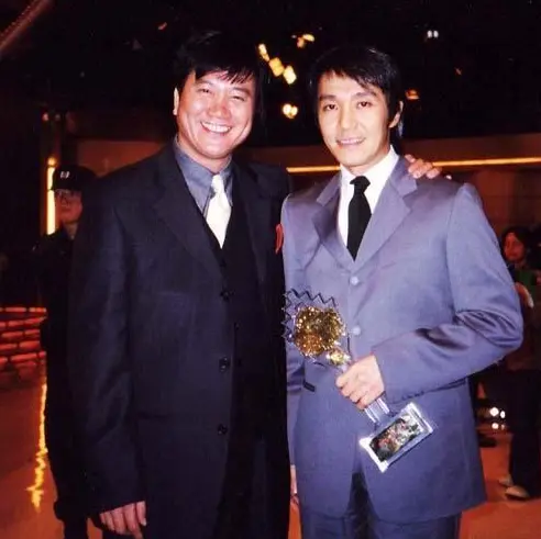 张天爱|63岁万梓良再收徒，拿钱打徒弟头惹争议，影坛能否再出一个林家栋