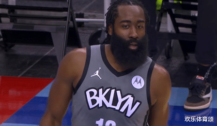 詹姆斯·哈登|和大胡子有仇嗎！比賽結束，火箭球員和哈登深情擁抱，只有他躲的遠遠的