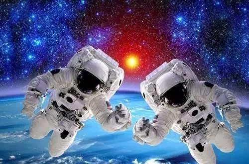 宇航员 宇航员在月球看到了什么？为何回到地球，开始相信“神创论”