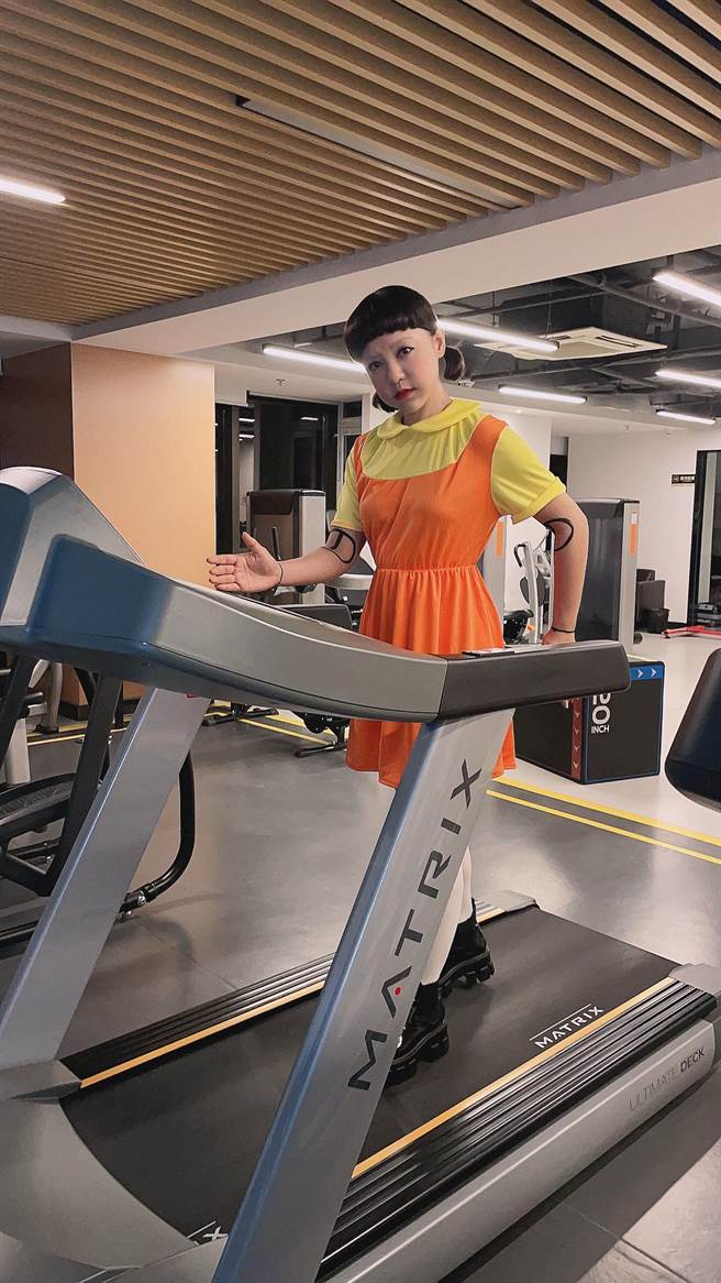 张嘉倪|丁噹扮《鱿鱼游戏》木头人娃娃 嘴塞红萝卜路人全看傻