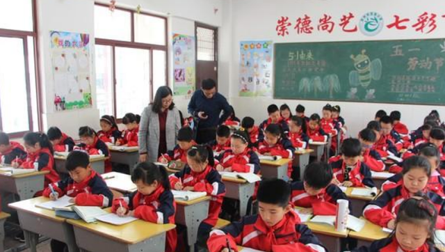 家有二宝育儿|95后老师板书神似“神仙字体”，笔画如印刷体，学生看后不舍擦掉