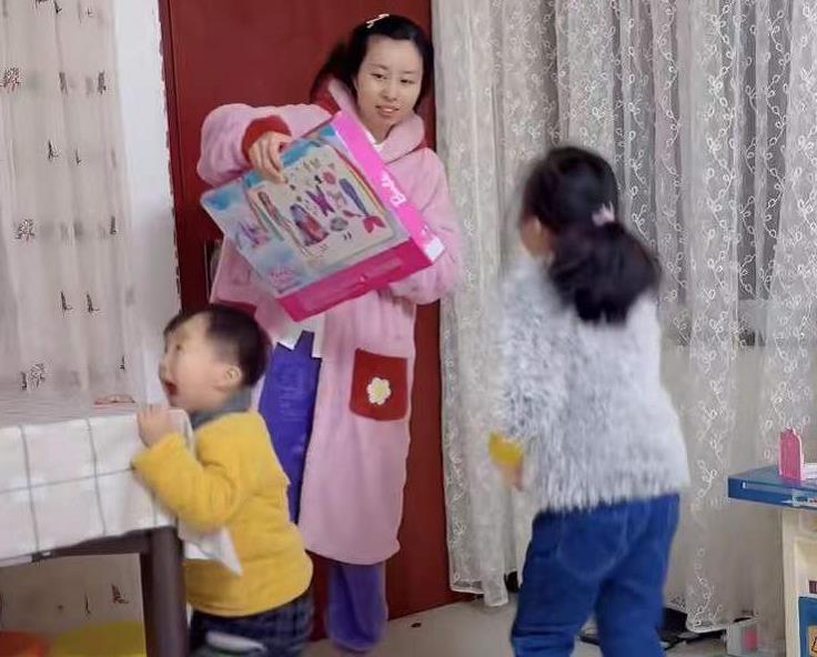 奇奇|奇奇悦悦向田静撒娇争宠，悦悦主动让着弟弟，田静的教育非常成功