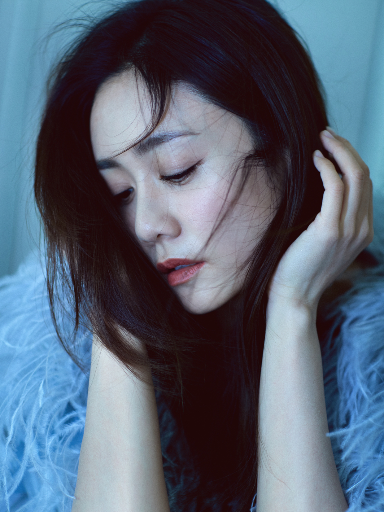 何有强|刘芸真给郑钧长脸，一袭蓝色羽毛连衣裙妩媚优雅，高挑又时髦