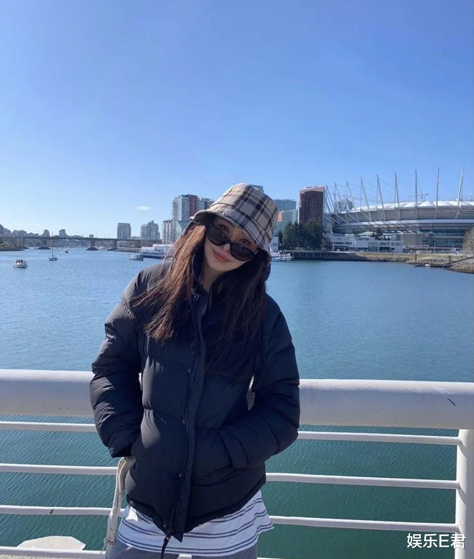 王祖贤|54岁王祖贤温哥华街头遛狗,短裙造型飘仙气,息影多年仍风韵犹存