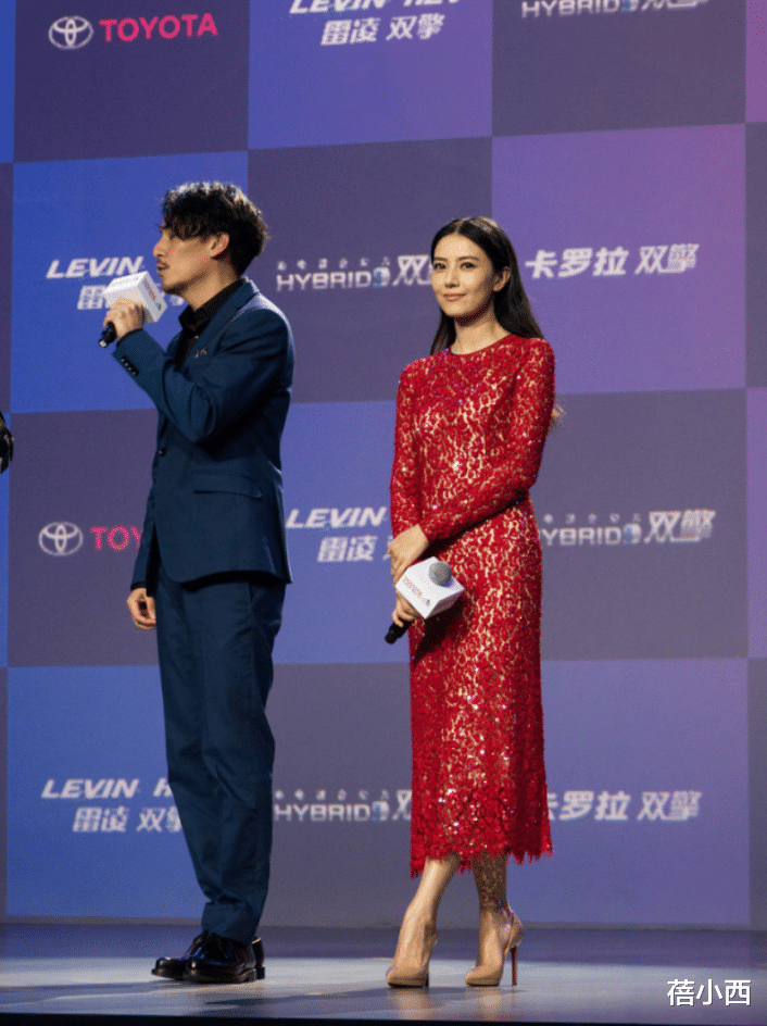 蓓小西|高圆圆真是美貌实力派，穿红色蕾丝连衣裙靓丽又时尚，赚足回头率