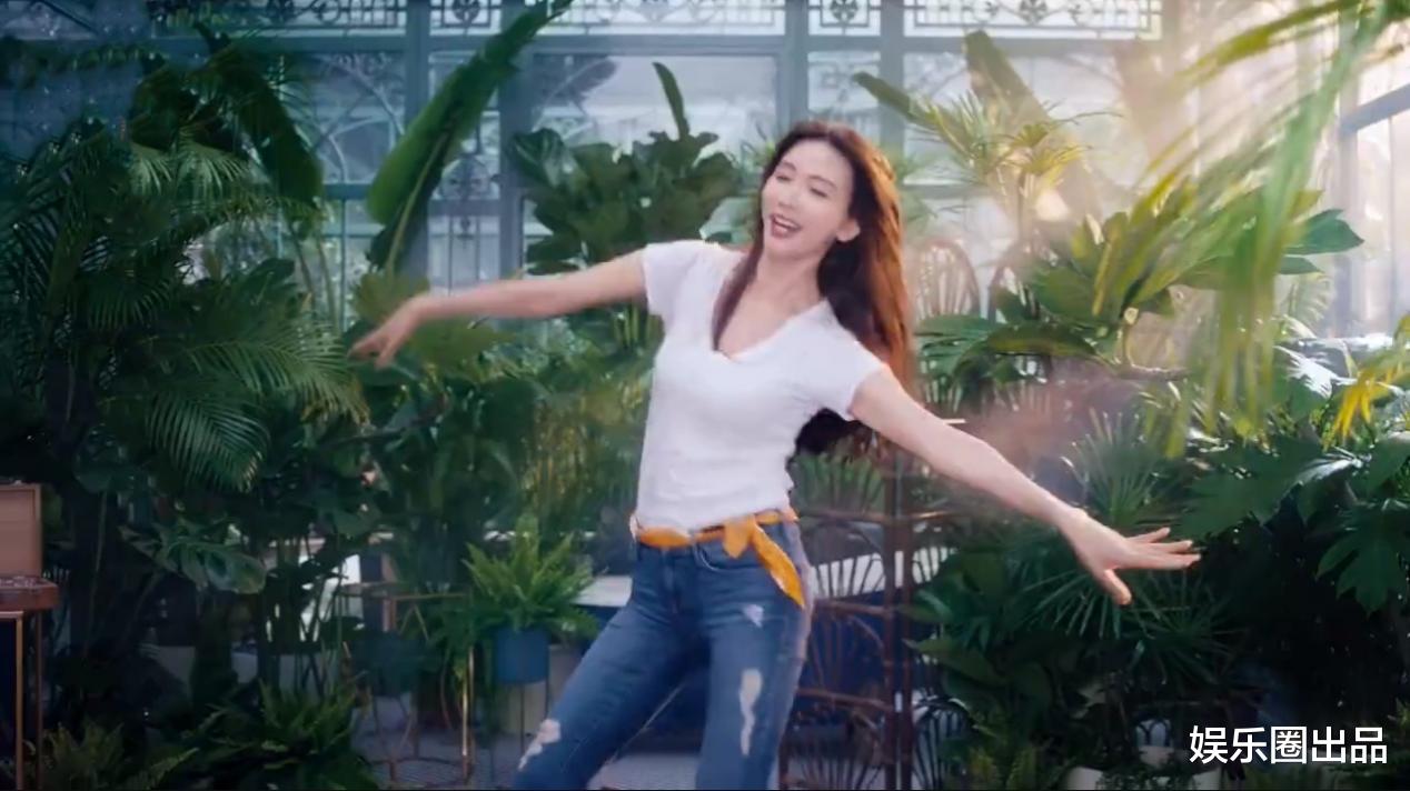 于震寰|林志玲拍代言大片真招摇，穿短袖搭配小脚裤，动作豪放尽显曲线美