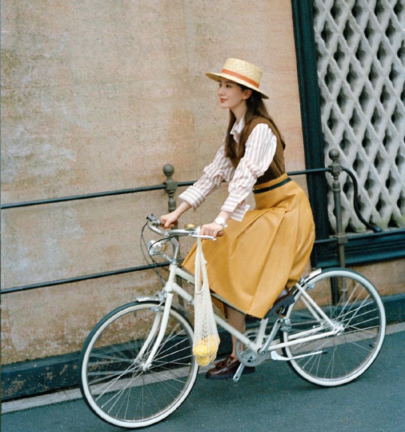 刘诗诗|34岁刘诗诗街头拍大片！遛五只狗优雅喝咖啡，穿围裙和大厨学做菜