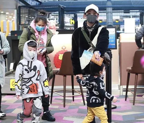 谢楠|谢楠吐槽小儿子钓鱼像?作法?，2岁吴虑留长发似女孩，性子像爹