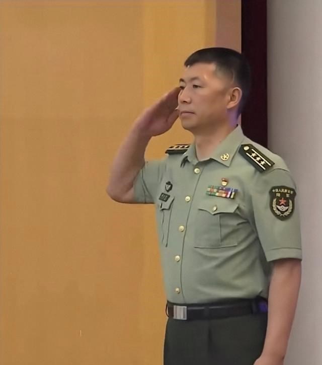 祁发宝|英雄团长祁发宝，又登台亮相，职务仍然没变，4个细节印象深刻