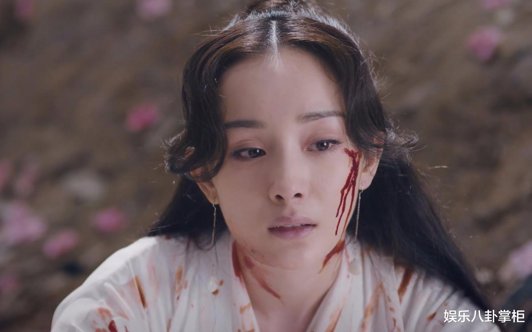 杨幂|杨幂遭粉丝抵制的背后：35岁的嘉行一姐，在事业瓶颈前很无力