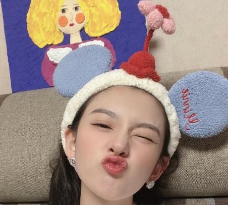 宋祖儿|宋祖儿晒居家自拍，红酒杯中倒映的人影引热议，网友：你才22岁啊