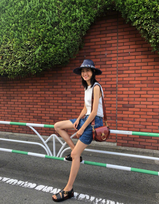 BiuFashion|‘拿得住’陈冠希的女人有韵味，秦舒培虽然不惊艳，但穿搭挺有范