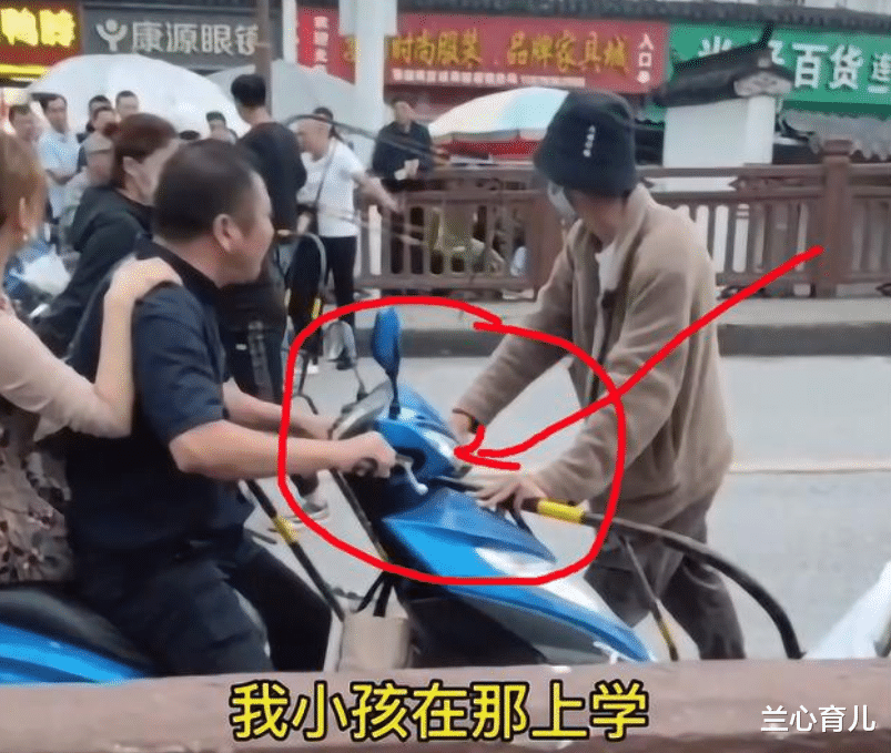 马蓉|剧组拍戏封路不让过，接孩子的家长怒了：以为自己是谁？