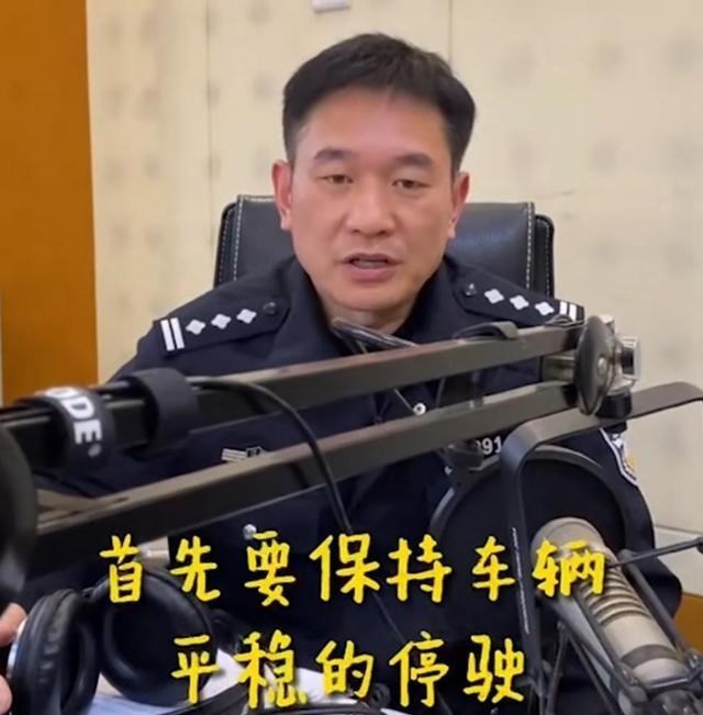贯丹萱 南京一公交车遇小车强行加塞，将其撞出数十米远，交警：处理得当