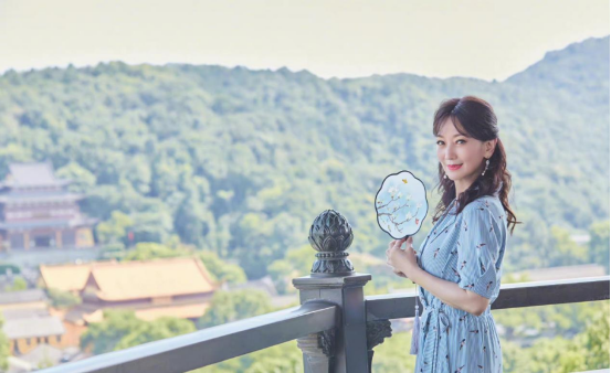 BiuFashion|“白娘子”赵雅芝游雷峰塔，身穿蓝色花裙，哪里能看出已经66岁