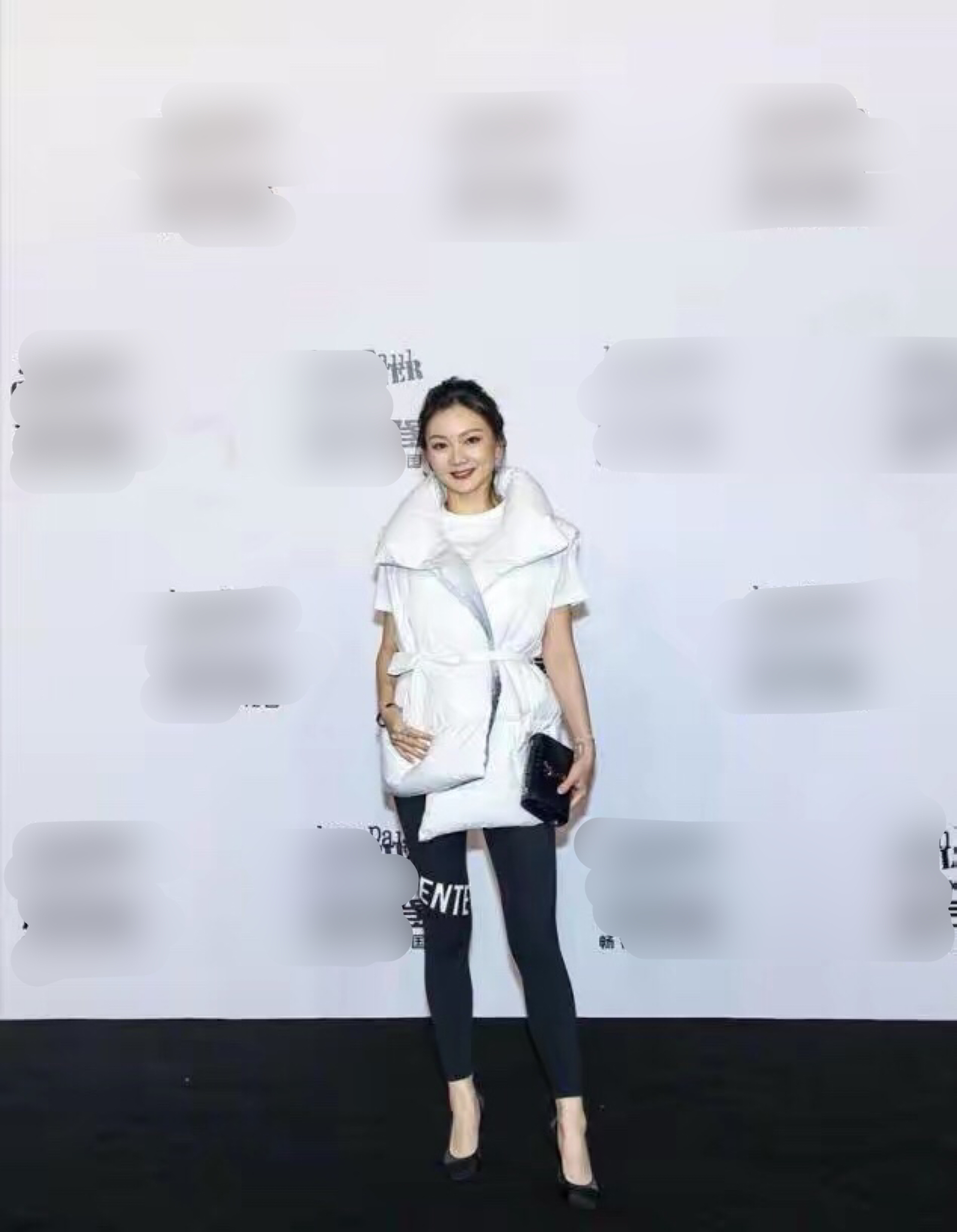 陈婷|张艺谋一家罕见同框，老婆陈婷巧用羽绒服色彩搭配，成为全场焦点。