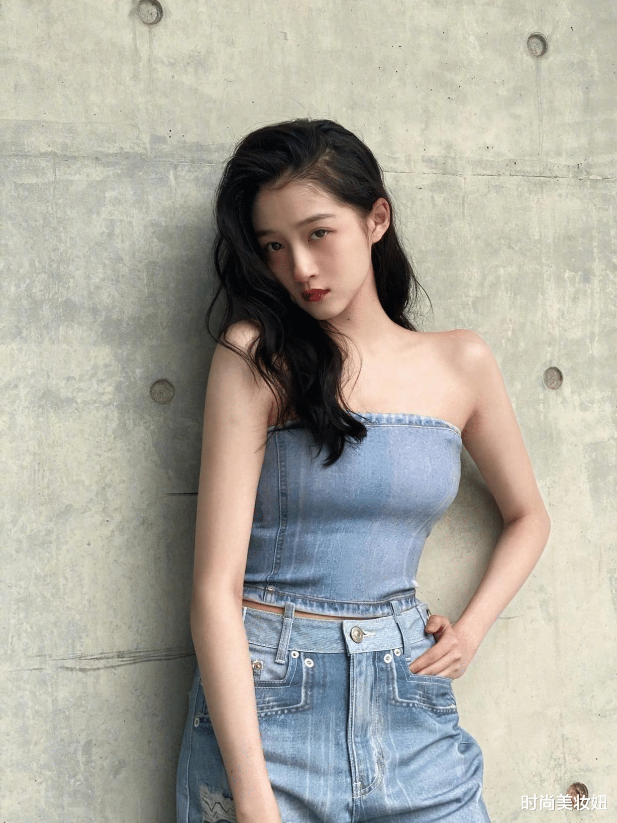 时尚美妆妞|又被关晓彤的腿美到了，穿抹胸配牛仔裤，“42寸”大长腿太养眼