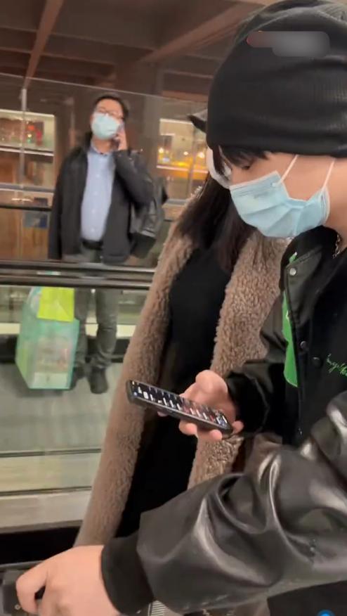 赵丽颖|李湘离婚后罕见大翻车！穿卫衣竟然显臃肿身材，挎2万包都显廉价