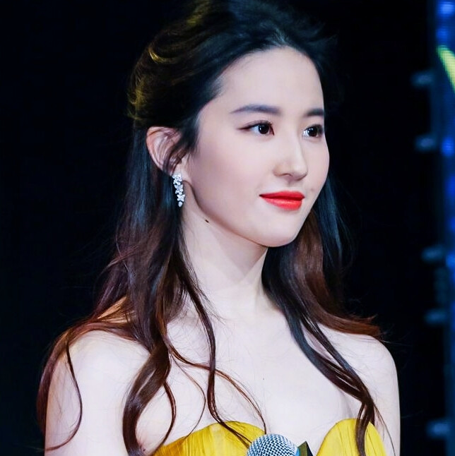 刘亦菲|刘亦菲难怪被称为“合照杀手”，以为是奉承谁知道一点都不夸张