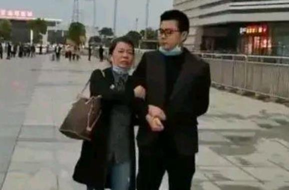 易烊千玺|大快人心！继杜新枝说不清姚威出生证一事后，多数杜粉纷纷脱粉