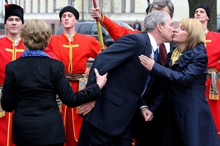 乔治·沃克·布什|1977年小布什到奥尼尔家中吃烧烤，对劳拉一见钟情，44年互相成就