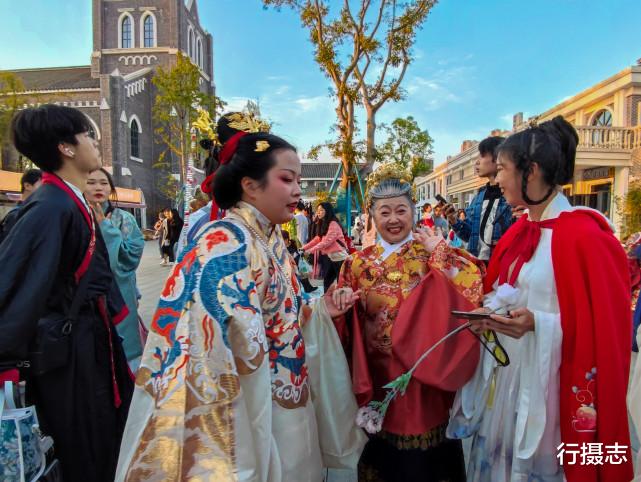 京剧|77岁“汉服奶奶”人气火爆，一出场就被粉丝团团围住，抢着拍照