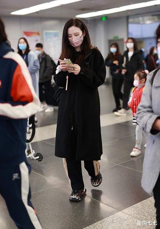 张萌|张萌罕见携丈夫走机场，丈夫发福变油腻大叔，与娇妻颜值差别太大