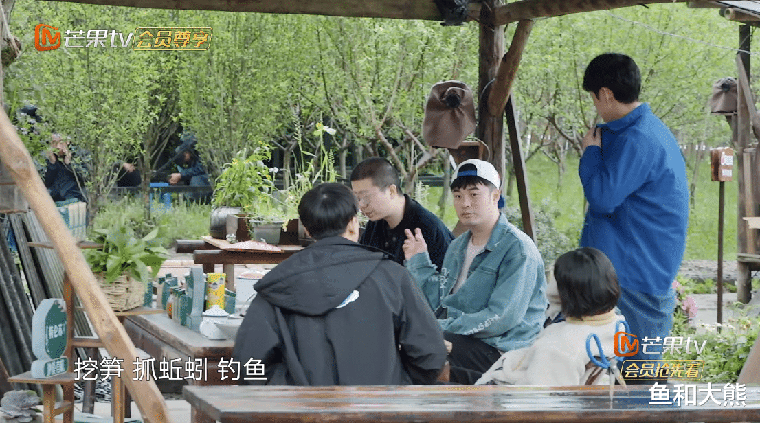 黄磊|《向往》播出八期，黄磊何炅首次让出主位，咖位的重要性不言而喻