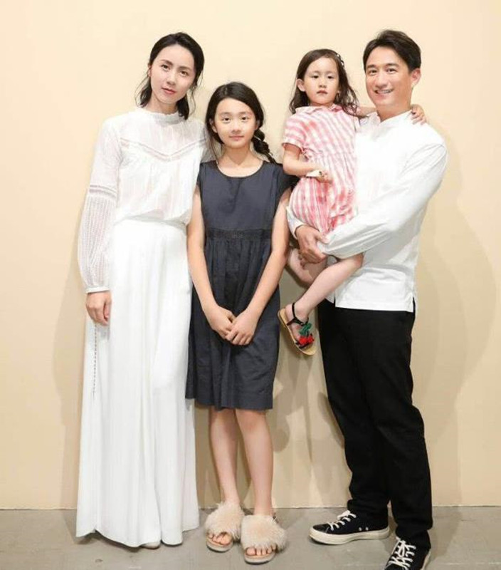 八只爪的猫|孙莉一家周末出游，她穿衣优雅知性头发黄，黄磊剪寸头变帅小伙