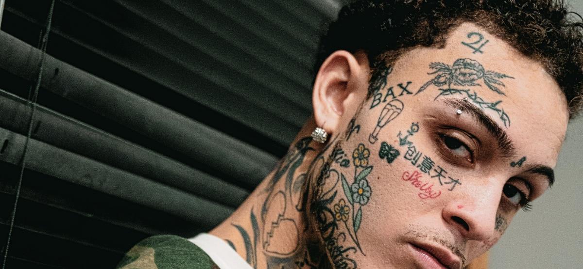 医生|脑门镶钻后，又有歌手钻开头骨植满大金链？网友嘲翻！